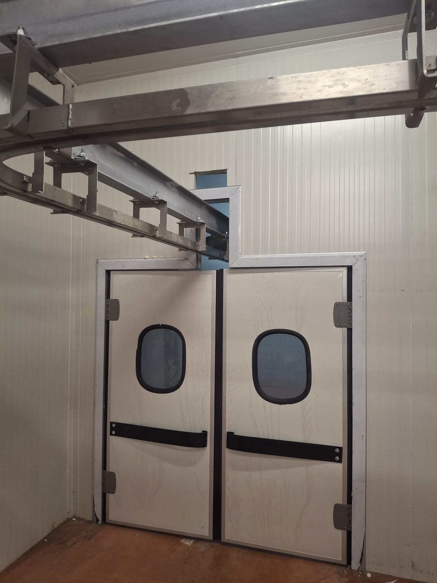 Kanatlı Bar Kapısı